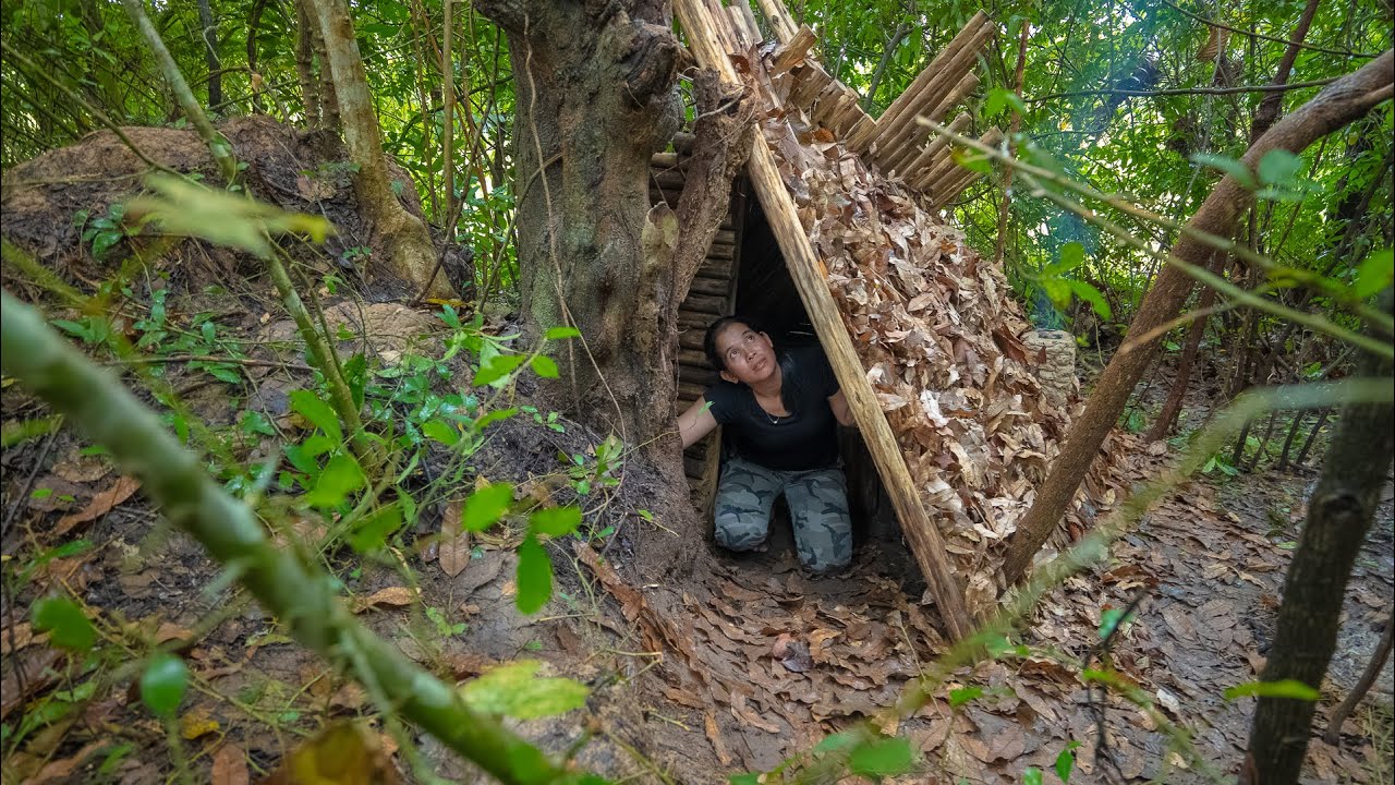 Girl Solo Bushcrafts Survival, Build The Most Easy Shelter in The Wild ...