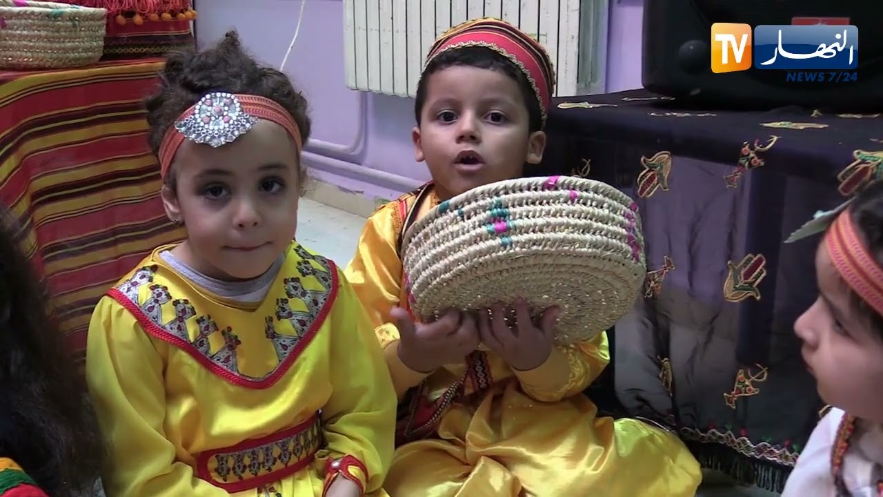 أطفال يحيون إحتفالات 