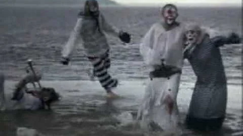 Бабка с сумками по воде видео. Бабка бежит. Бабушка с пакетами бегущая по воде. Бабка бежит по лужам. Бабка с сумками бежит.