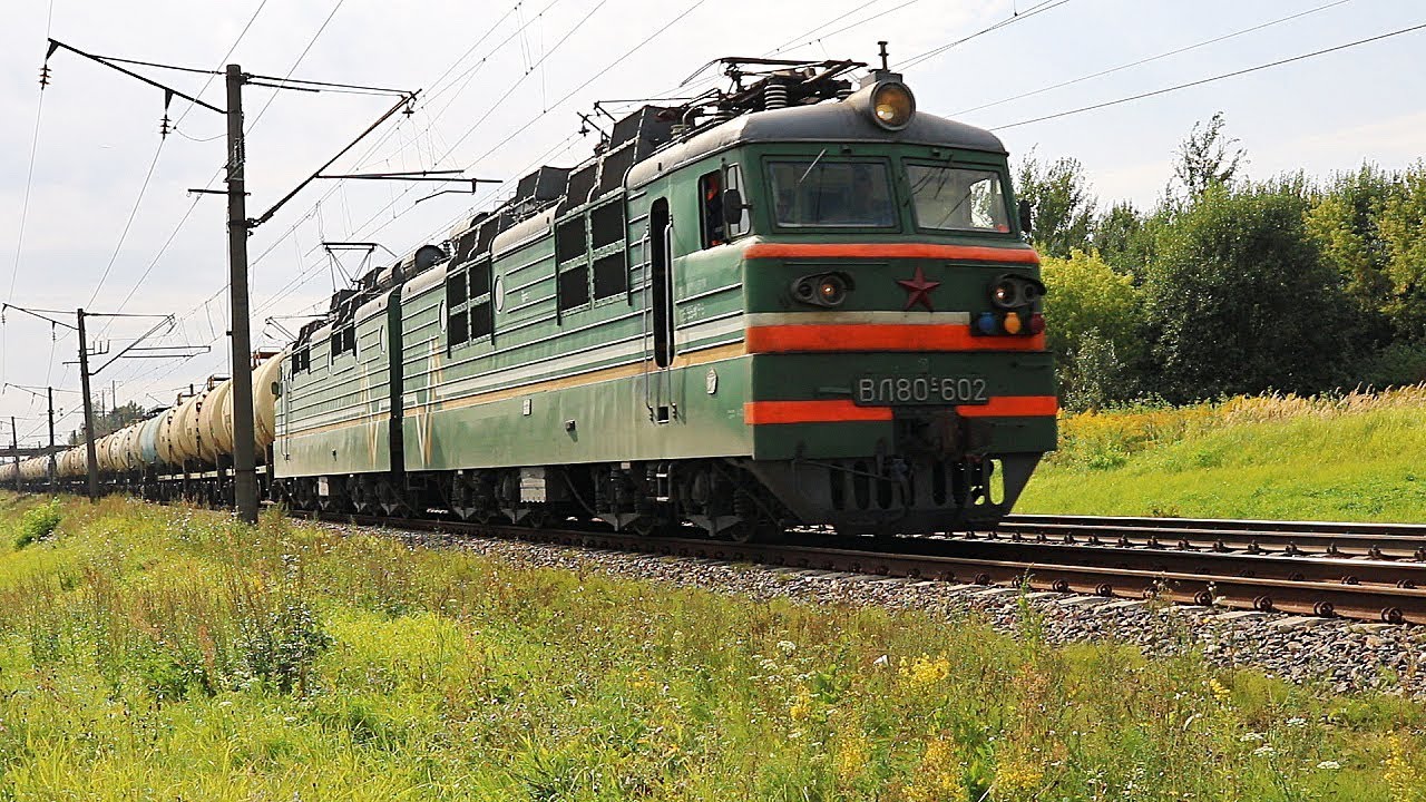 Электровоз ВЛ80С-602 с грузовым составом отходит со станции Орша-Центральная