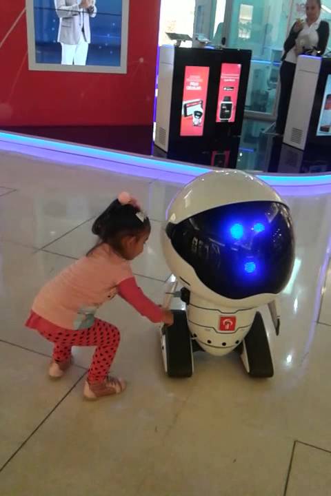 Robô brinca com criança no Shopping - YouTube