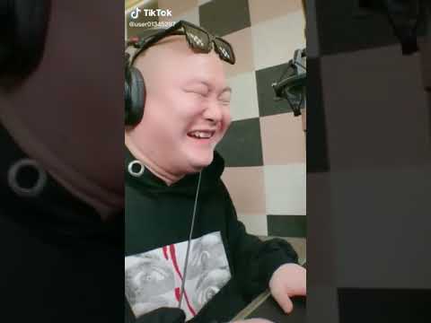 صاحب الضحكه الصينيه موتني من الضحك