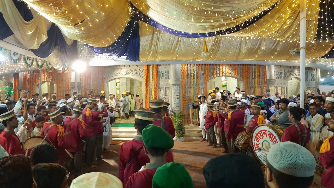 বিশ্বঅলি শাহানশাহ্ জিয়াউল হক মাইজভাণ্ডারী কঃ রওজা শরীফের সামনে থেকে দি লায়ন ব্যান্ড পাটি