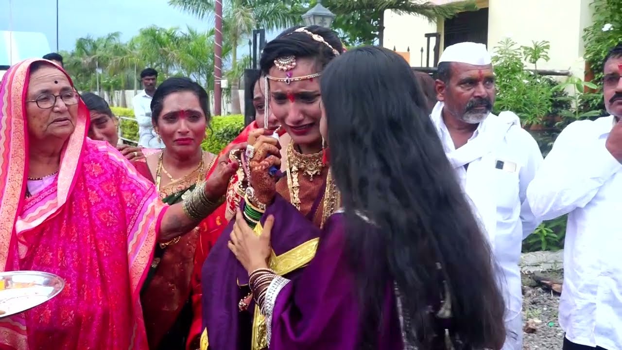 😭बाप शेतकरी असो की अधिकारी लेक सासरी जाताना बापाच्या डोळ्याला 🥹पाणी आल्याशिवाय राहत नाही 