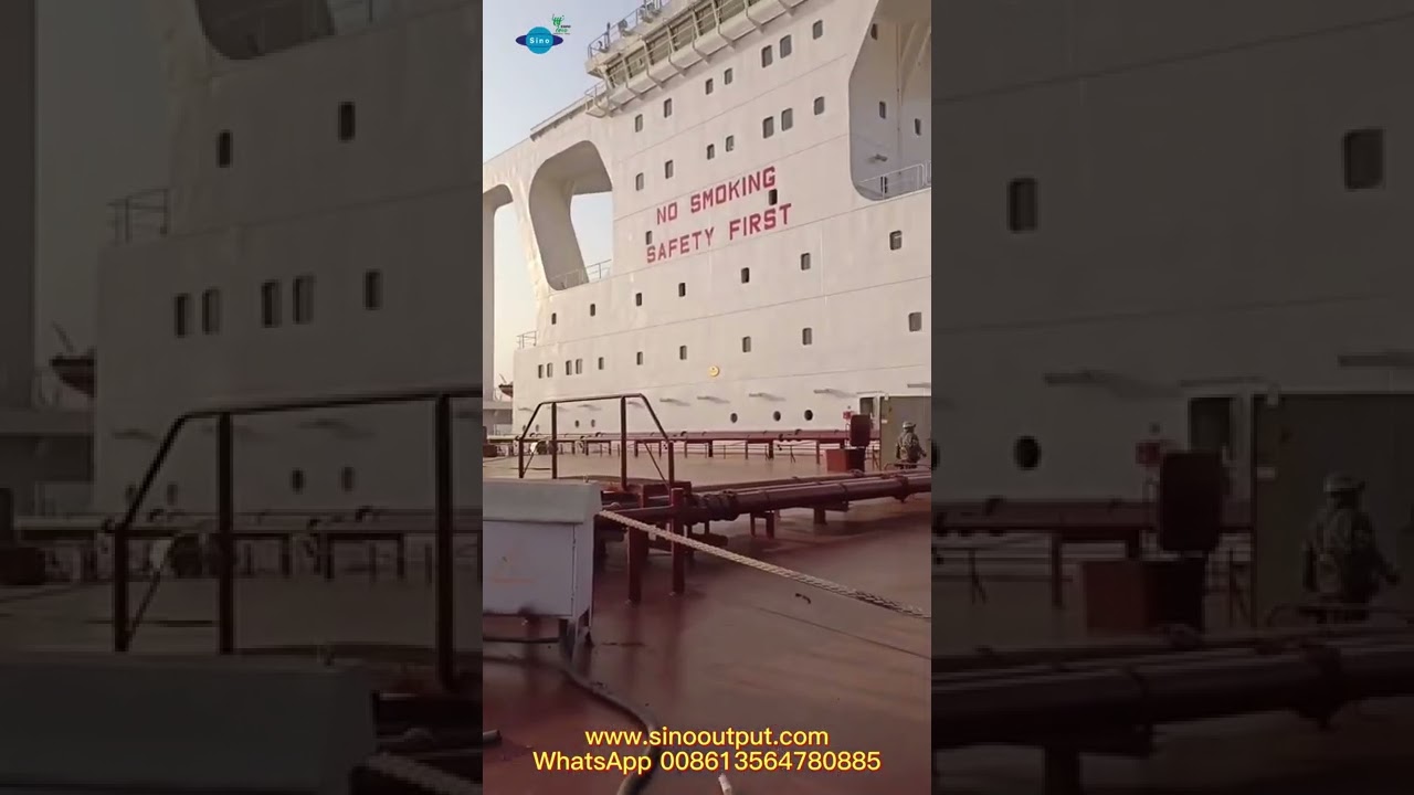 Crew is boarding the ship/Sinooutput