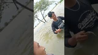 Menjaring Ikan Disawah Yang Kebanjiran,,,,Ternyata Banyak Ikannya Kawan..