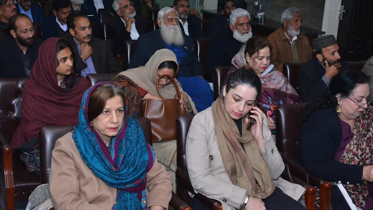 Arfana Amar discussing Atique Anwar Raja’s 'Pyar Bhalekha'Mukh Wakhali Akath' in Gujranwala