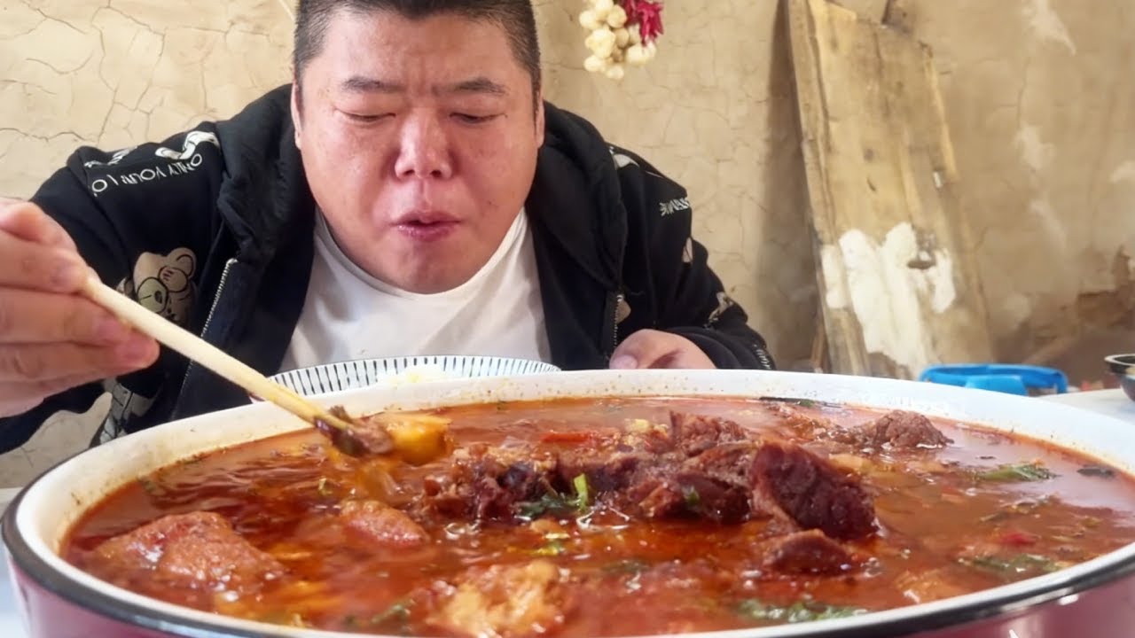 Тушеная говяжья грудинка в томатном соусе получается наваристым, а мясо – нежным.