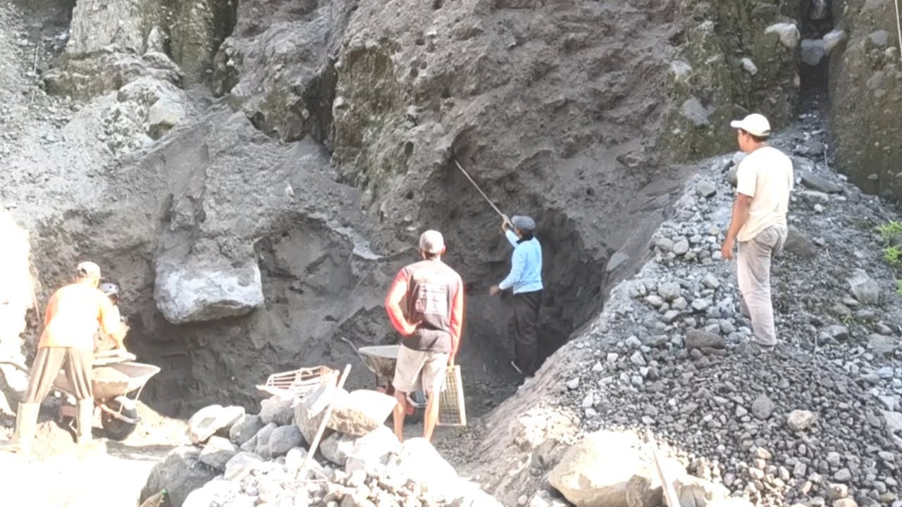 Miners found black sand under the cliff, lots of sand and rock slides.