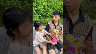 No one is willing to give in 🤣👧🏻❤️🧑🏻 #funny #family #short video #shorts #lollipop #cute #youtube