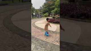 Main Sepatu Roda Di Taman