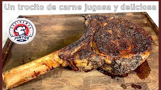 Un trocito de carne jugosa y deliciosa. Tomahawk Steak en sarten.