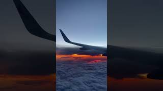 Закат в небе😍попробуйте также сделать во время перелёта🤩#тревелвлог #отпуск #закат #небо #самолет