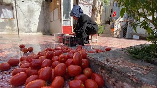 أم خالد سيدة سورية تصنع دبس البندورة على الطريقة التقليدية في تركيا