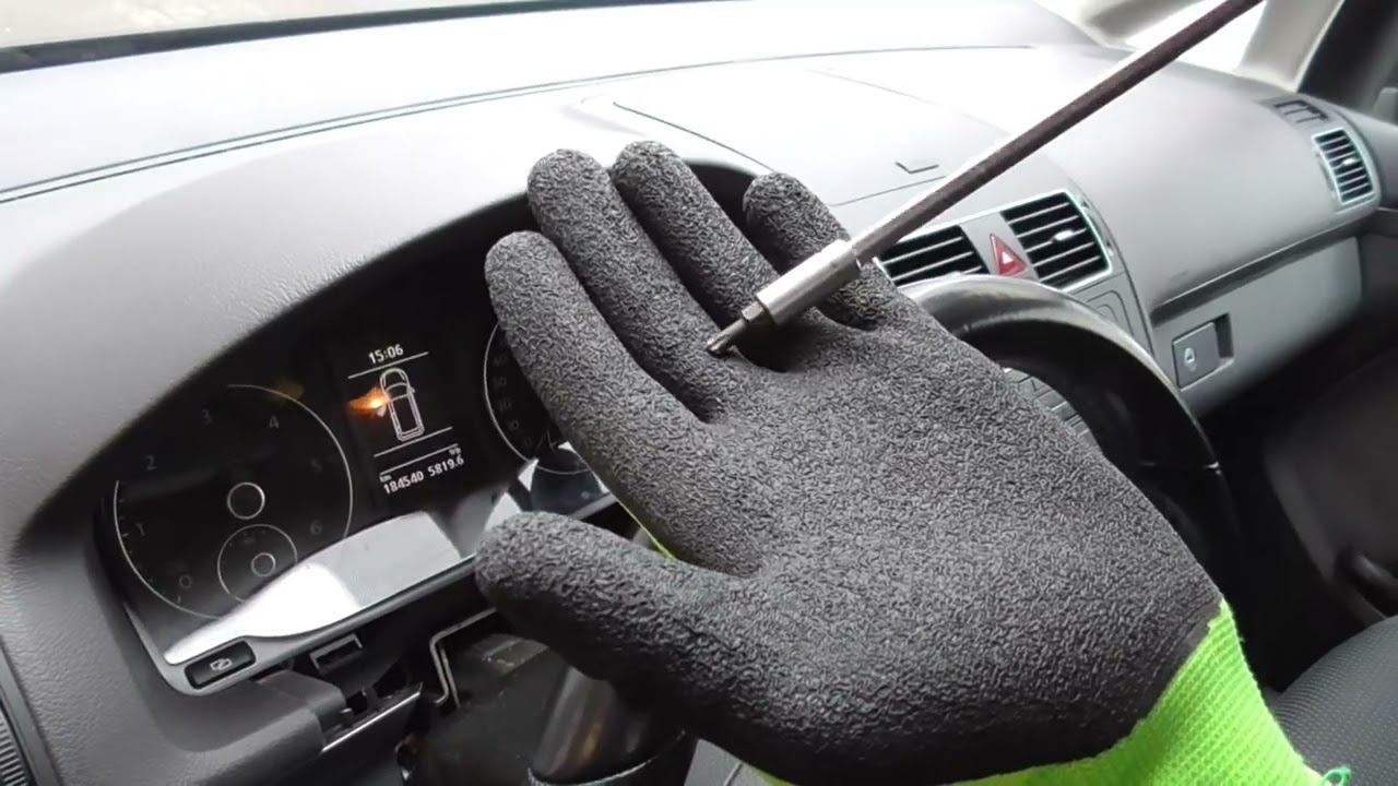 VW Touran Tacho ausbauen. Removing Cluster Odometer, Speedometer