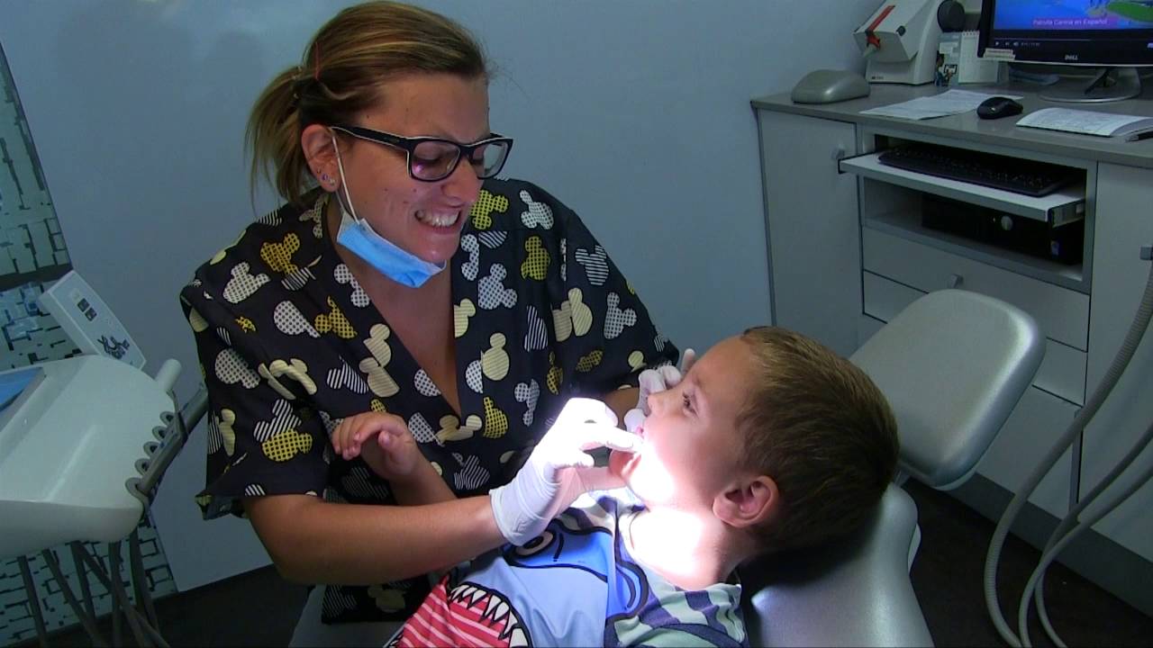 Així és una visita a l'odontopediatra de Clínica Curull