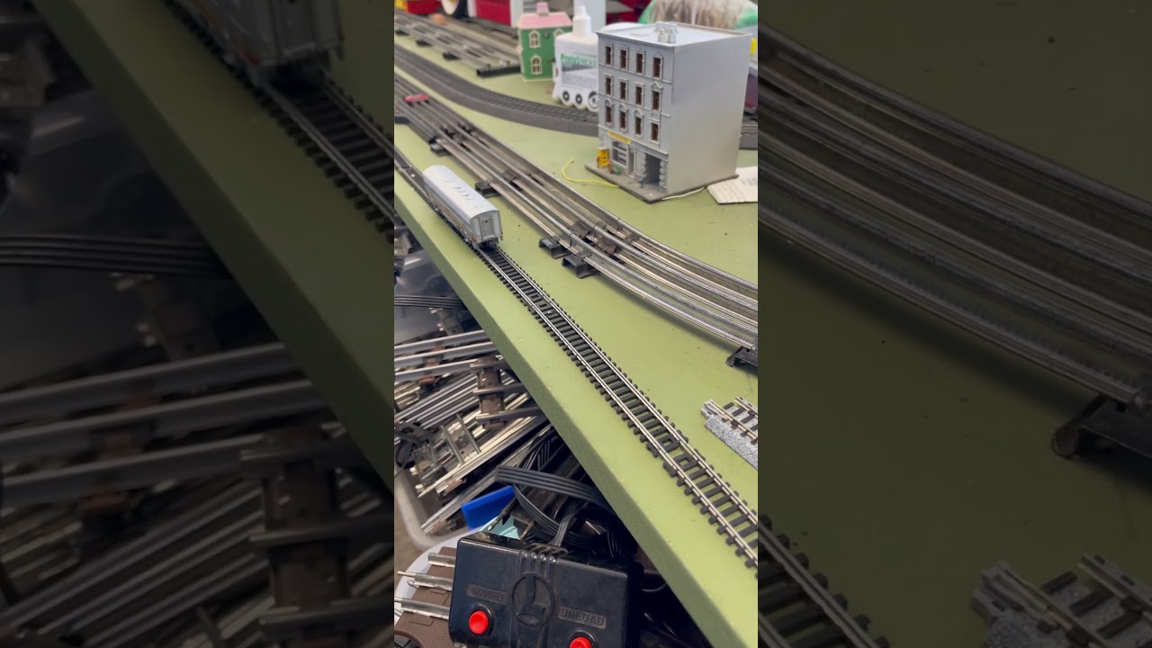 Kato N Scale F-7 Santa Fe Powered B Unit Diesel Engine