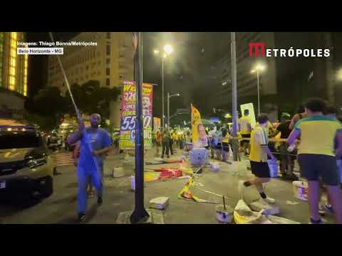 Apoiadores em ato de Nikolas derrubam e cospem em bandeiras de petistas em BH