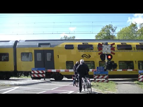 Spoorwegovergang Heiloo//Dutch Railroad Crossing