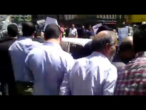 تجمع اعتراضی سهامداران در مقابل ساختمان بورس در خیابان شهرداری سعادت آباد تهران