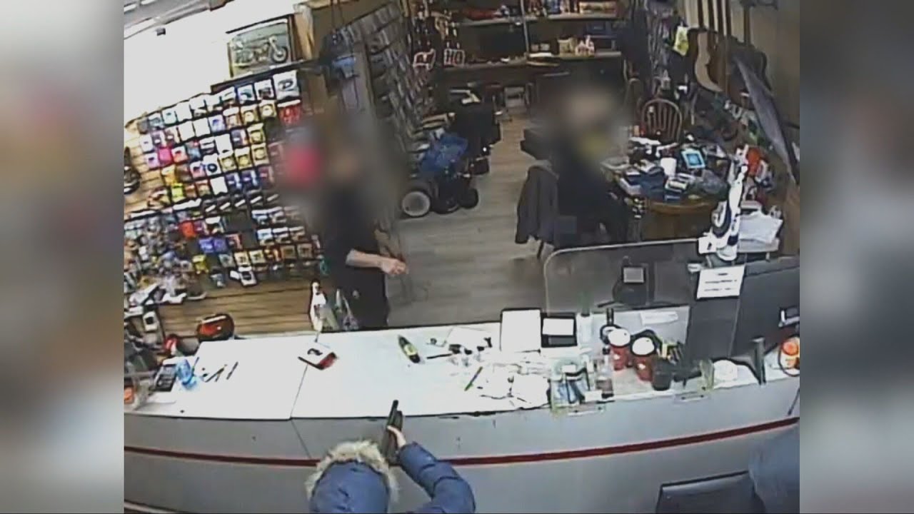Brazen robbery of Winnipeg pawn shop caught on camera - YouTube