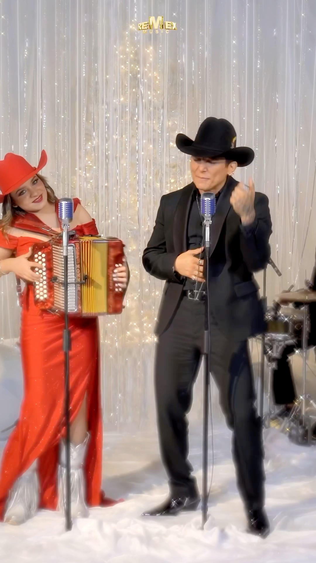 #SantaClausLlegoALaCiudad en voces de Edwin Luna y La Trakalosa de Monterrey con Fer Villarreal ✨?