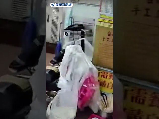 老鼠掉進小吃店粥鍋！現場畫面曝光！｜民視新聞｜