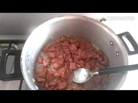 Fazendo macarrão com calabresa e creme de leite