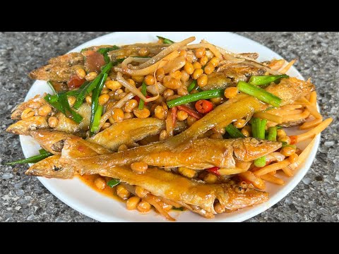 教你酸笋黄豆焖小鱼怎样做才好吃，出锅鲜香入味，看着都解馋