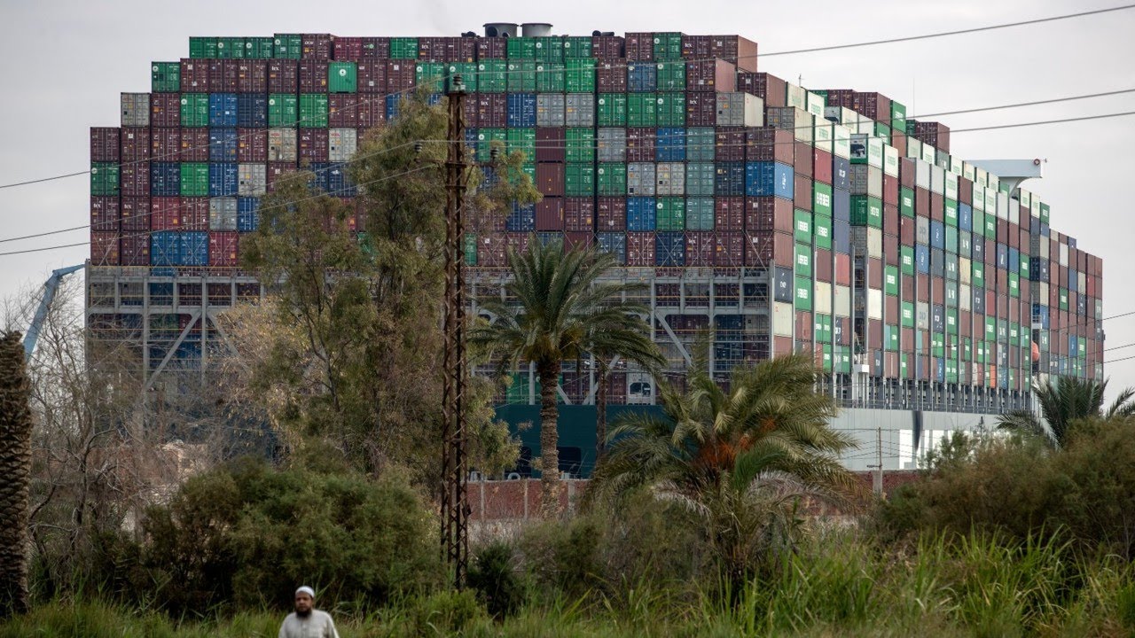 Container ship returns to Suez Canal