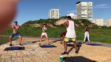 Agachamento com elevação frontal