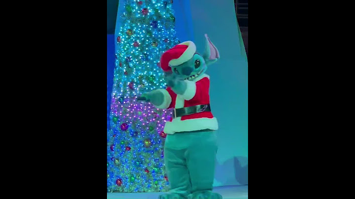 DISNEY SANTA CLAUS STITCH DANCES THE MACARENA AT MICKEY’S VERY MERRY CHRISTMAS PARTY #shorts #stitch