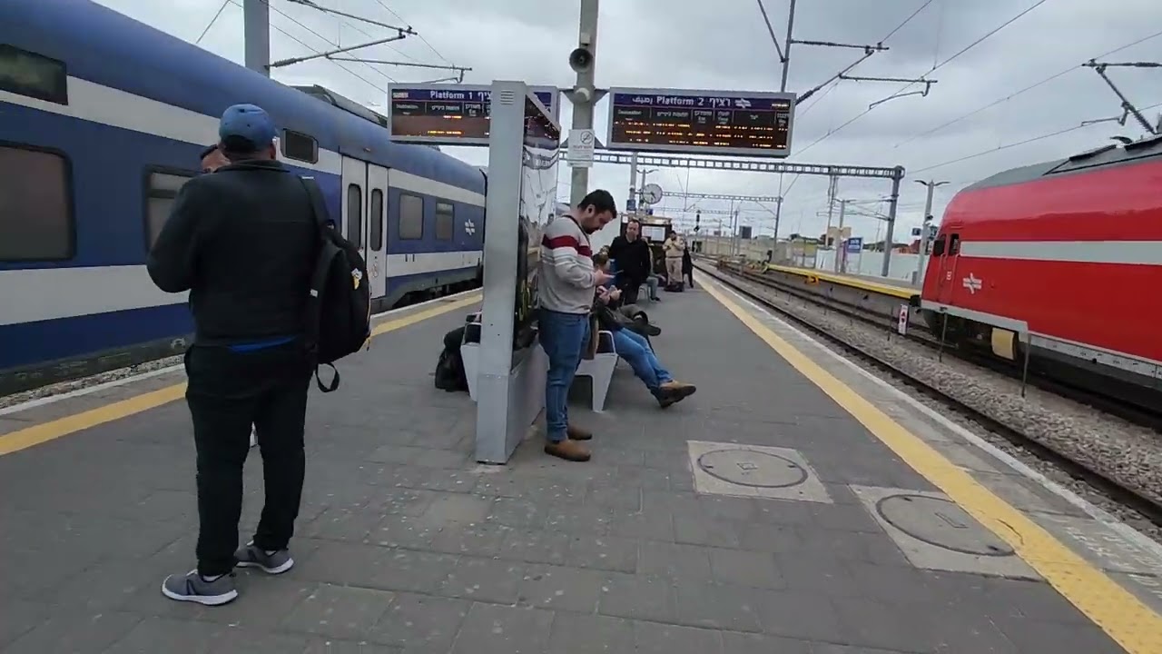 רכבות נכנסות ויוצאות ברציפים בתחנת תל אביב האוניברסיטה חלק ג