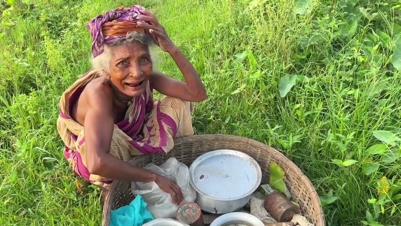 মিলনি কাকির কাছ থেকে ছোটো মাছ কিনলাম,,বেগুন আর ছোটো মাছের চচ্চড়ি আমার মায়ের হাতের রান্না অসাধারণ |