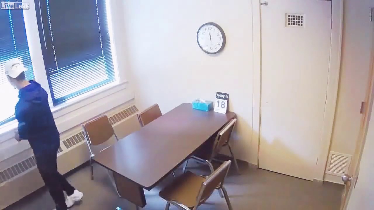 Handcuffed Suspect in Custody Jumps Out Window & Escapes - YouTube