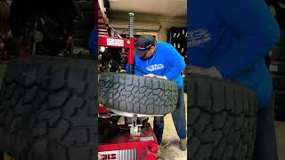 Instalando una llanta 35x12.50r20 A/T a unos Rines Fuel nuevos 20x9 #reyestireshop #shorts