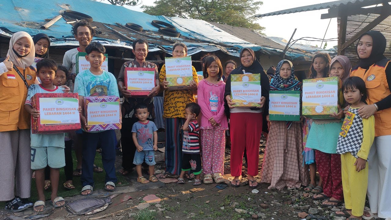 berbagi paket bingkisan lebaran untuk yatim dan dhuafa