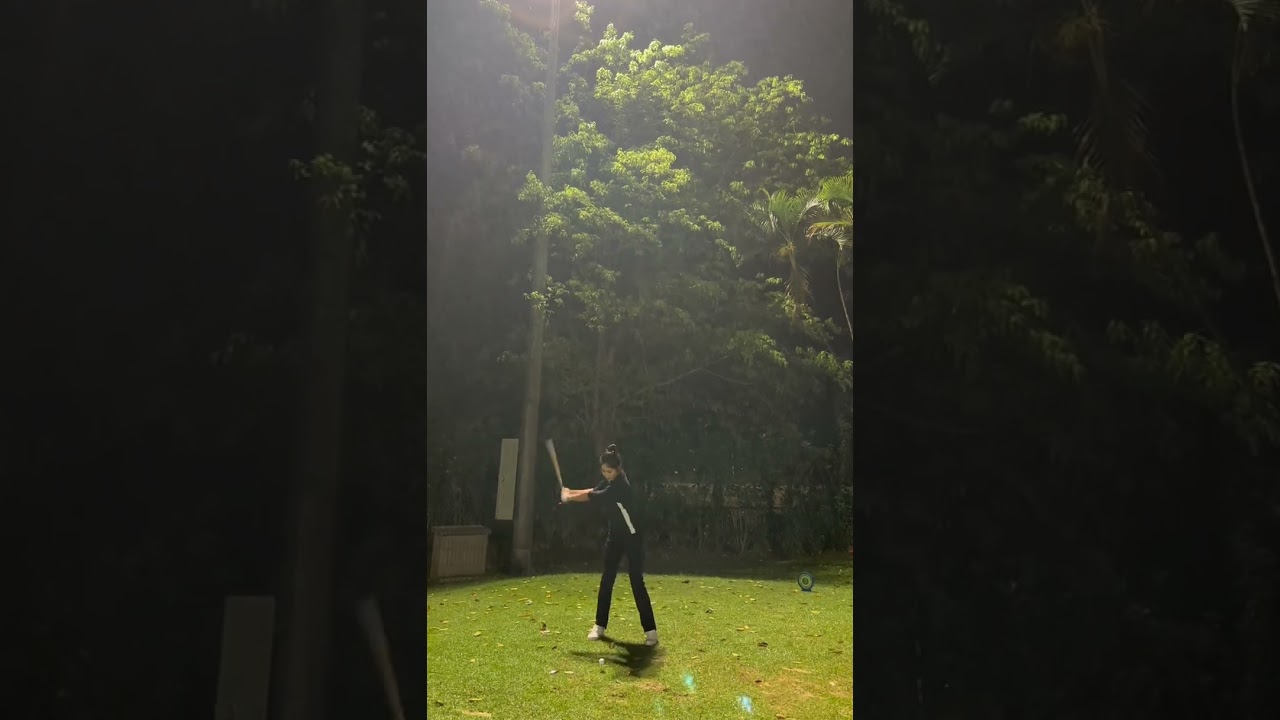 Rain, night, and focused golf shots 🌧️🌌⛳