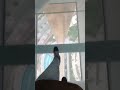 تجربة المشي على الزجاج الشفاف في برواز دبي 