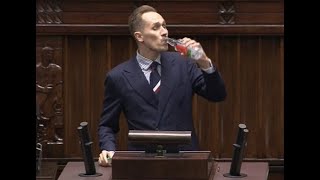 Sejmowa debata o akcyzie i rekwizyt posła Konfederacji. Berkowicz napił się wódki na mównicy