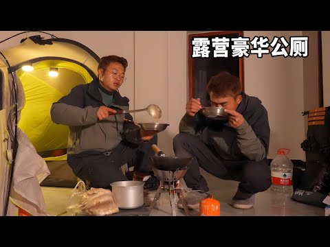 穷游兄弟骑行西藏,晚上露营豪华公厕,做大葱炒蛋吃太香了!【云游兄弟】
