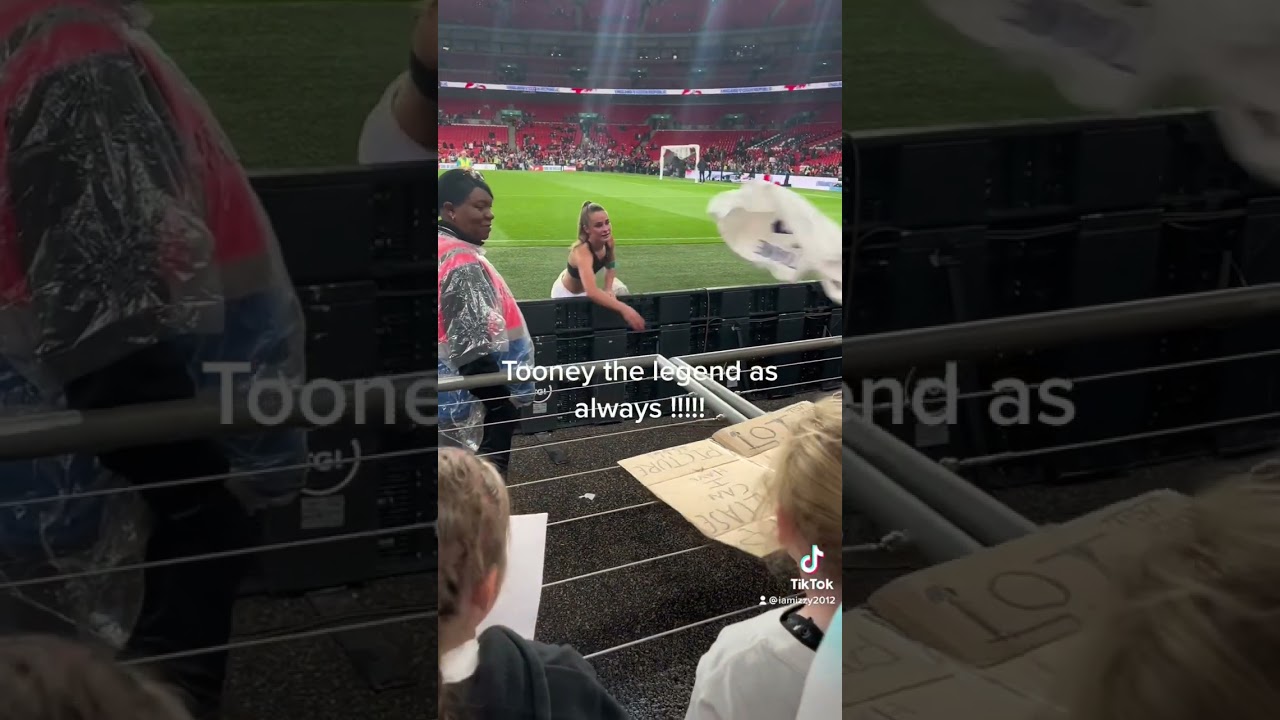 Toone giving her shirt to a young girl at Wembley 😍 