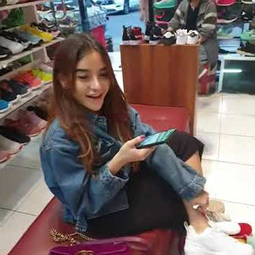 Nabila aprilia mencoba sepatu di tokosepatu73