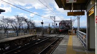 名鉄名古屋本線　木曽川堤駅1番ホームを1200系特急が通過