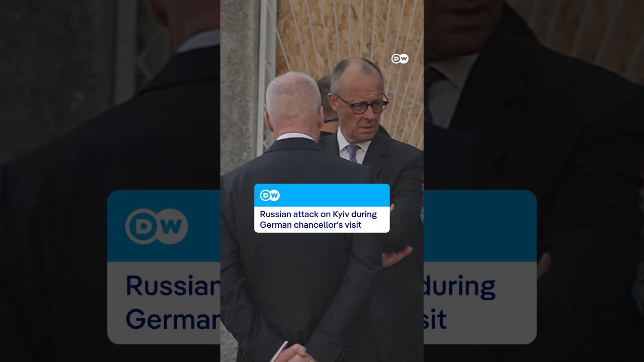 MOMENT: Russian strikes hit Kyiv as German Chancellor visits | DW News