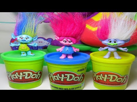 Jugando Con Poppy y sus Amigos Trolls en su casita de Arbol