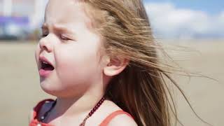 niña de 3 años canta la cancion de '''cuan lejos voy''' de moana