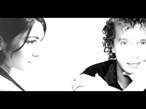 Mike Francis y Laura Serra. Quédate. (tradotto in italiano)