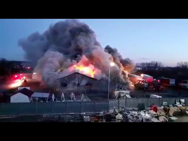 VIDEO Incendiu de proporţii în Focşani, la o hală de producţie ...