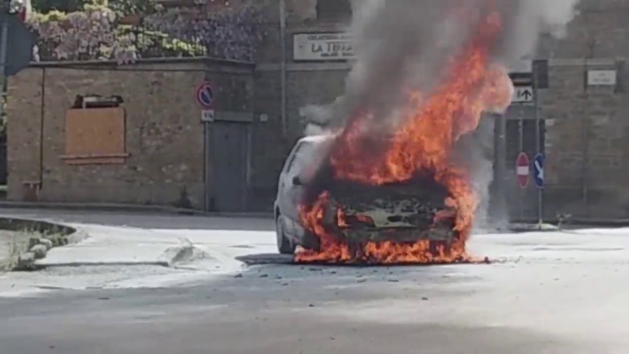 INCENDIO AUTO, intervento Pompieri - Donna si salva per miracolo